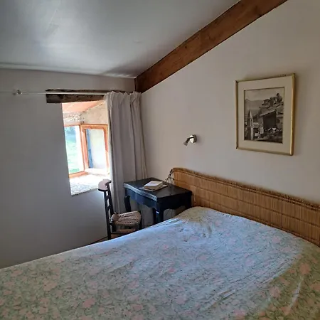 Hébergement de vacances Grande Maison Familiale, Source Piscine Et Rivière !